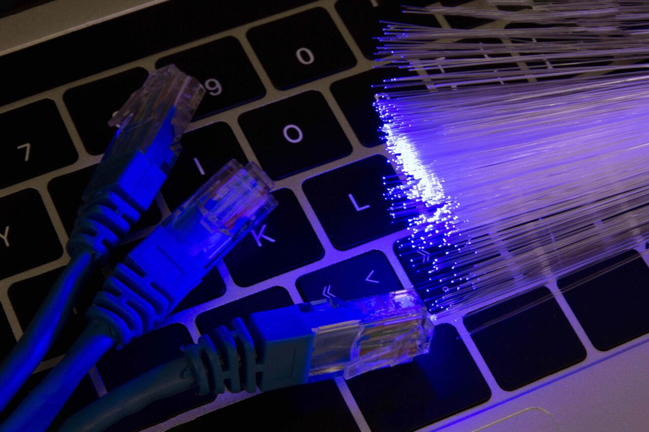 Fibra óptica, clave para la conectividad en la industria energética ...